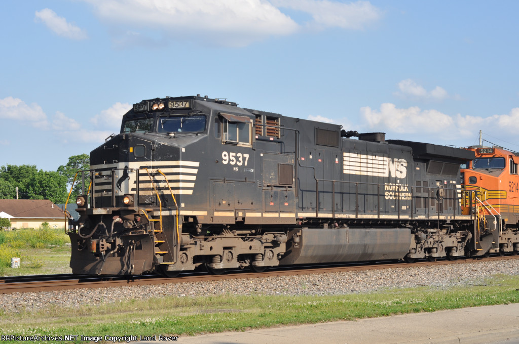 NS 9537 Northbound 